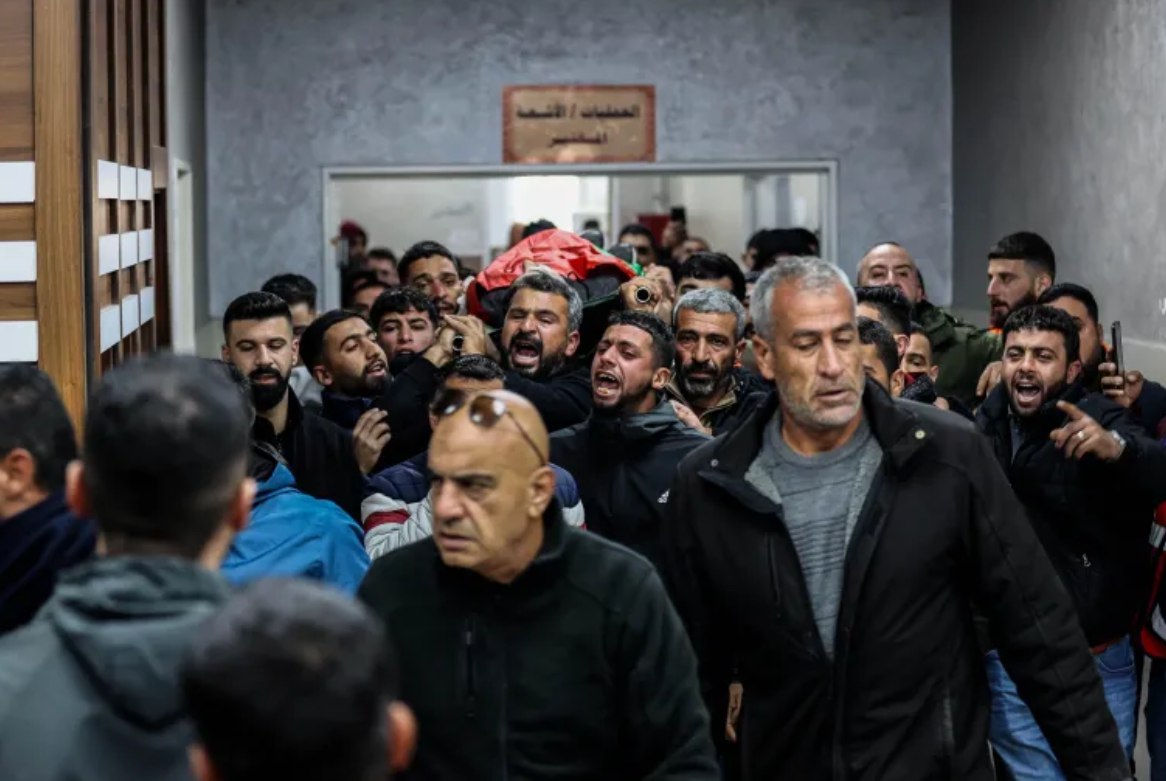 Para pelayat mengusung jenazah Mohammed Saad Na'san (14 tahun) yang dibunuh pasukan pendudukan Israel di Desa al-Mughayyir, sebelah timur Ramallah (16/1). Ia terkena tembakan di punggung dan dadanya. Pasukan pendudukan juga menyerang jemaah saat mereka meninggalkan Masjid Al-Mughayyir setelah salat Jumat, dengan menembakkan granat kejut dan gas air mata. (Issam Rimawi/ Anadolu/ WAFA/ Palestine Chronicle)