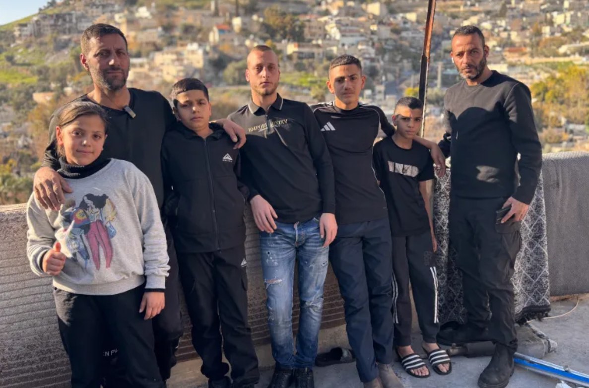 Wa'il Rajabi bersama anak-anaknya dan saudara laki-lakinya, Kayed, berdiri di atap rumah mereka di lingkungan Batn al-Hawa di Al-Quds bagian timur yang diduduki (18/1). Mereka diperintahkan untuk meninggalkan rumah mereka oleh Israel. Selama hari-hari terakhirnya di sana, Kayed Rajabi menghabiskan sebagian besar waktunya di atap rumah, memandang Masjid Al-Aqsa yang hanya berjarak selemparan batu di seberang lembah Silwan. (Al-Jazeera)
