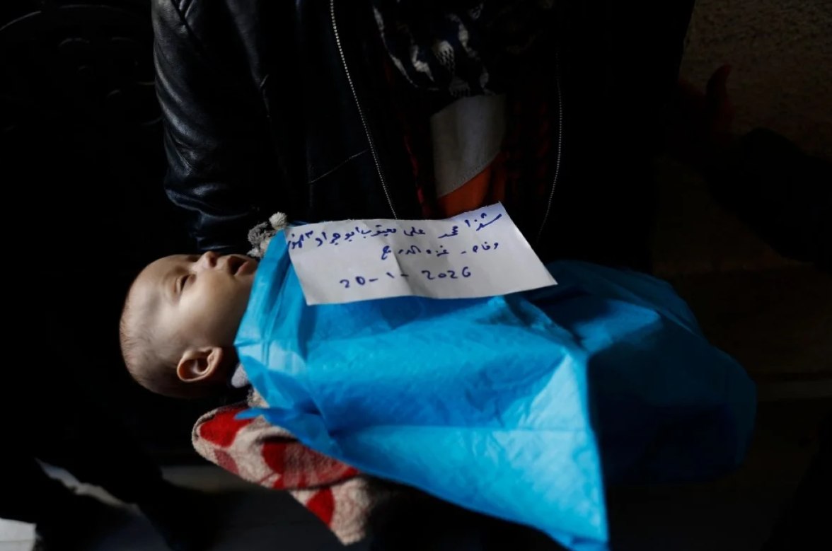 Bayi perempuan berusia tujuh bulan bernama Shatha Abu Jarad, warga lingkungan al-Daraj di Gaza City, meninggal setelah mengalami henti jantung mendadak yang dipicu suhu dingin yang sangat rendah (20/1).  Kepergiannya menambah jumlah anak yang meninggal sejak awal musim dingin tahun ini menjadi sembilan orang. (AFP/ Kuwait Times/ Anadolu)