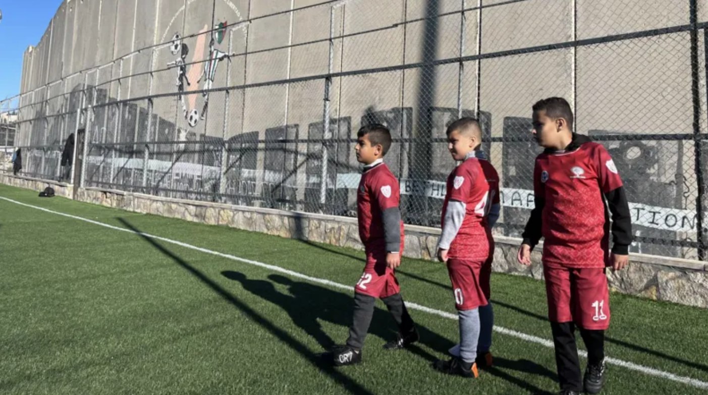 Israel telah menunda pembongkaran klub sepak bola anak-anak Palestina di Kamp Pengungsian Aida, Kota Betlehem, Tepi Barat yang diduduki setelah mengeluarkan ancaman (21/1). Kampanye internasional “Save the Pitch” yang diluncurkan untuk menyelamatkan klub tersebut, termasuk petisi dengan lebih dari setengah juta tanda tangan, tampaknya telah memaksa pihak Israel untuk menunda perintah pembongkaran. (BBC/ Al Jazeera)