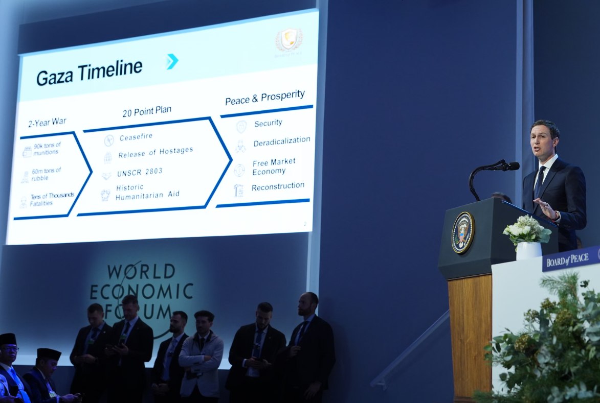 Menantu Trump, Jared Kushner, mempresentasikan “rencana induk” empat tahap untuk Gaza dengan proyeksi PDB lebih dari US$10 miliar pada 2035 (22/1). Namun, Amjad Shawa, Direktur Jaringan LSM Palestina di Gaza, menegaskan bahwa masyarakat sipil Palestina sama sekali tidak dilibatkan dalam pembahasan rencana tersebut, seraya memperingatkan bahwa di tengah seremoni dan wacana pembangunan, kondisi kemanusiaan di Gaza terus memburuk. (Evan Vucci/ AP/ Al Jazeera/ The Guardian)