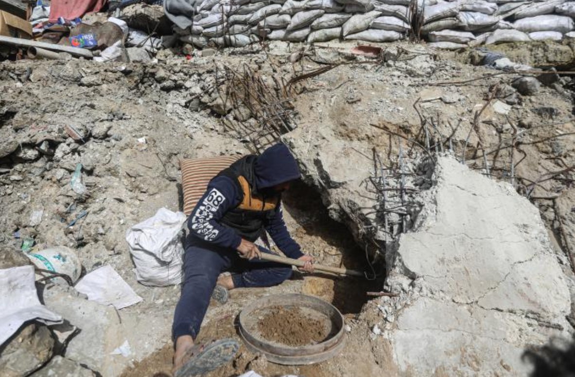 Lebih dari dua tahun setelah anak-anak dan istrinya terbunuh dalam serangan Israel di rumah mereka, Mahmoud Abu Ismail hanya dapat menggunakan saringan untuk mengumpulkan sisa-sisa kerangka keluarganya dari reruntuhan rumahnya di Kota Gaza (24/1). Ribuan jenazah masih terkubur di bawah reruntuhan, namun Israel masih mencegah alat berat yang diperlukan untuk memasuki Jalur Gaza guna mengambil jenazah. (Yousef Zaanoun/ ActiveStill/ Palinfo)