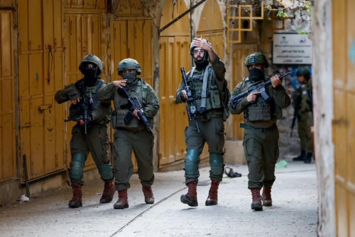 Pasukan Israel menembak dan melukai Ahmed Hijazi (34 tahun) hingga kritis di utara Ramallah, seiring eskalasi kekerasan yang diberlakukan Israel di Tepi Barat yang diduduki (25/1). Kantor berita resmi Palestina, mengatakan Hijazi ditembak saat mengendarai kendaraan. (Al Jazeera/ WAFA)
