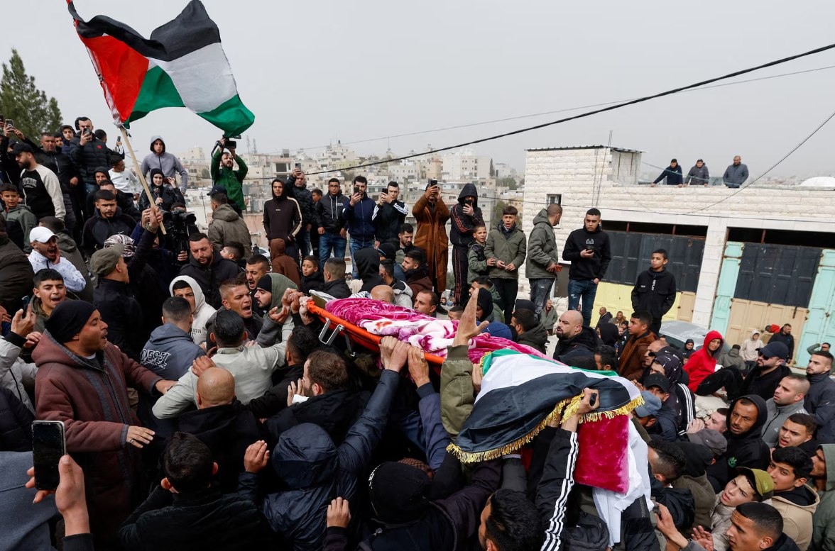 Israel menyerahkan 15 warga Palestina kepada Palang Merah Internasional (29/1). Sejauh ini, hanya 99 dari 360 jenazah warga Palestina yang diserahkan oleh Israel sejak Oktober 2025 yang telah diidentifikasi. Sedikitnya terdapat 9.400 warga Palestina berstatus "tahanan keamanan," di penjara Israel dan 94 tawanan meninggal akibat penyiksaan, pengabaian medis, kekurangan gizi, dan penyerangan. (Mohamed El Saife/CBC/ TRT World/ AL Jazeera)