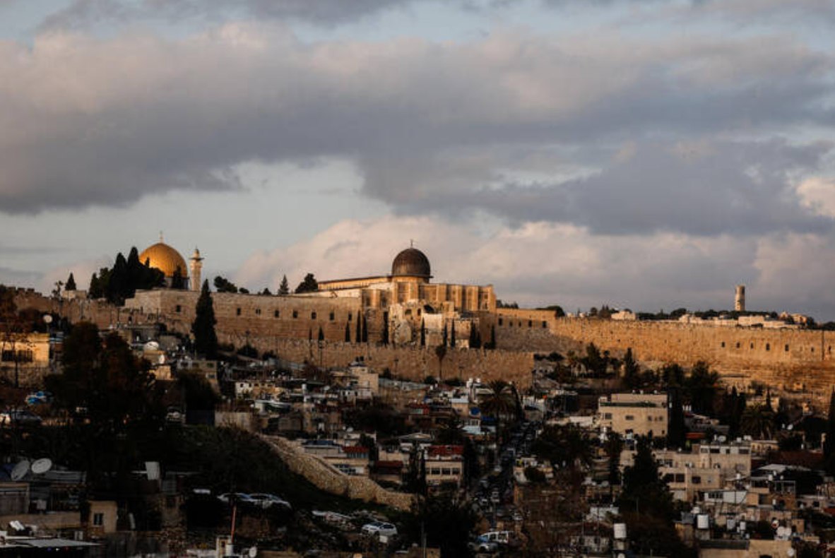 Pemerintah Kegubernuran Al-Quds menegaskan bahwa mereka telah mendeteksi 4.397 pemukim kolonial yang menerobos masuk ke Masjid Al-Aqsa sepanjang Januari 2026, dengan kedok kunjungan (31/1). Sementara itu, Knesset Israel mengeluarkan rekomendasi untuk membatasi akses jemaah selama bulan suci Ramadan mendatang, yang secara langsung melanggar status quo historis dan hukum. (Arab News/ QNA)