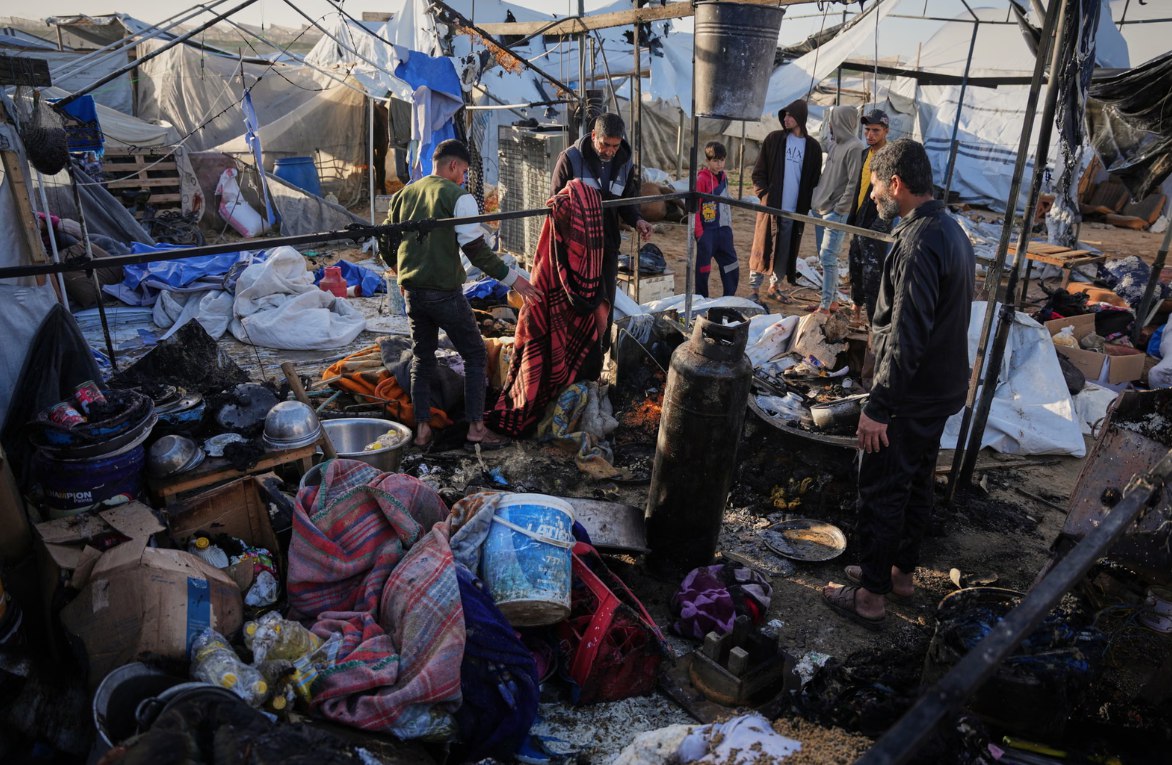 Warga Palestina memeriksa kerusakan tenda yang terkena serangan Israel di Khan Younis (31/1). Ini merupakan salah satu serangan udara paling mematikan di Gaza dalam beberapa bulan terakhir dan membunuh sedikitnya 30 warga. Jumlah korban jiwa di kalangan warga Palestina sejak 7 Oktober 2023, sebagaimana dilaporkan oleh Kementerian Kesehatan Gaza adalah 71.667 orang terbunuh dan 171.343 orang terluka. (Abdel Kareem Hana/AP/ UNOCHA)
