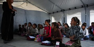Anak-anak Gaza kembali bersekolah di sebuah tenda pengungsian (Al Jazeera)