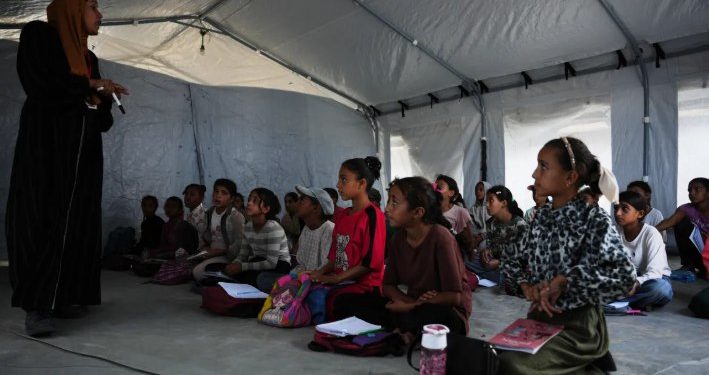 Anak-anak Gaza kembali bersekolah di sebuah tenda pengungsian (Al Jazeera)