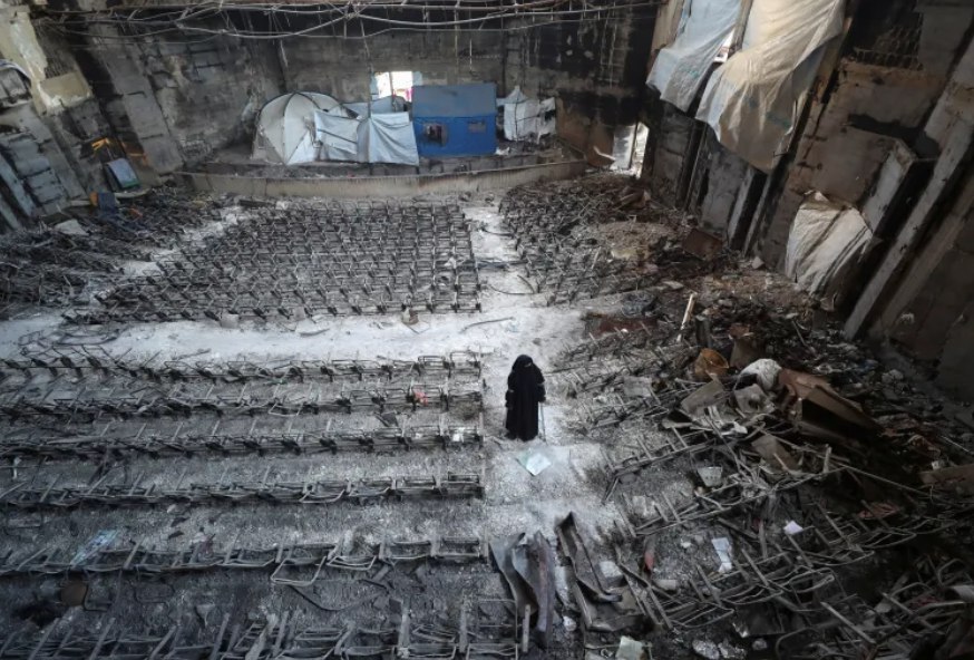 Kondisi salah satu ruangan di Universitas Islam Gaza yang hancur selama genosida (Al Jazeera)