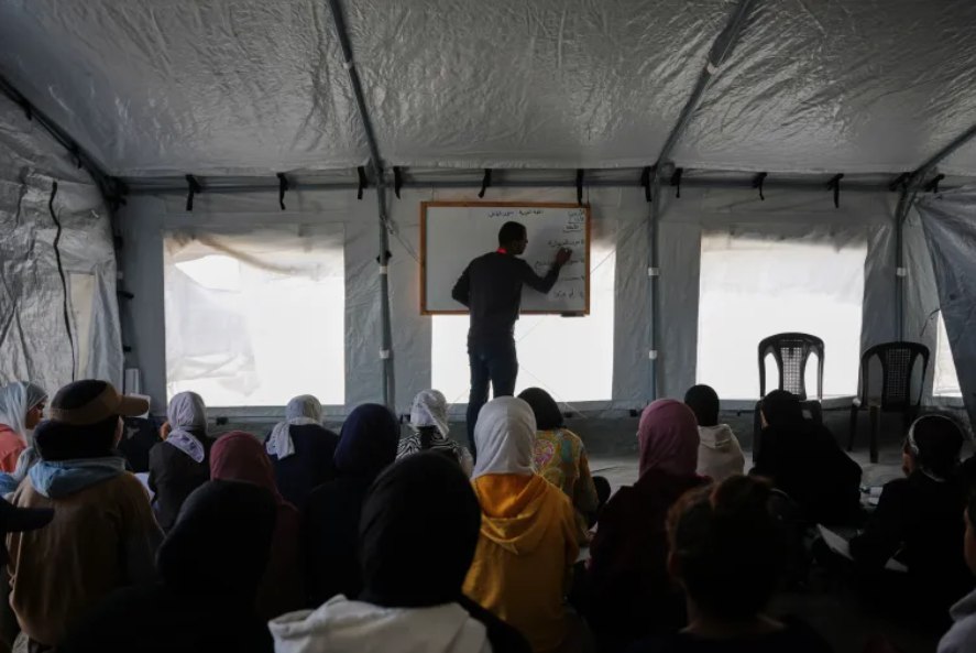 Warga Gaza memasang tenda untuk dijadikan sekolah darurat di Khan Younis (Al Jazeera)