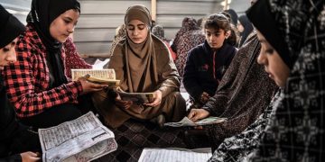 Anak-anak di Gaza menghafal Al-Qur’an di pengungsian.