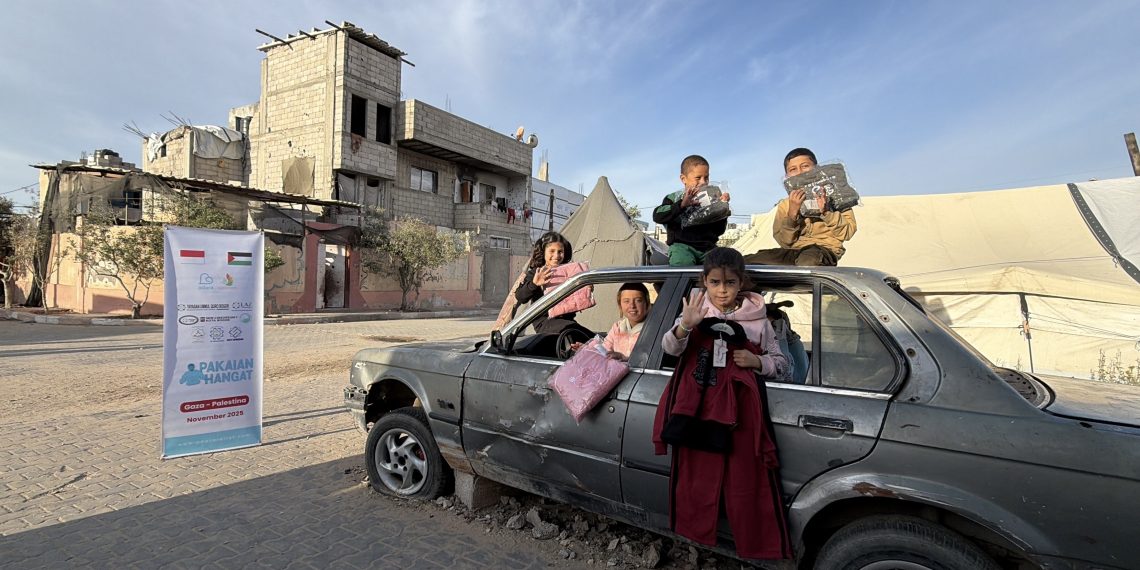 303 Senyum, 303 Pakaian Hangat untuk Anak Gaza Selatan