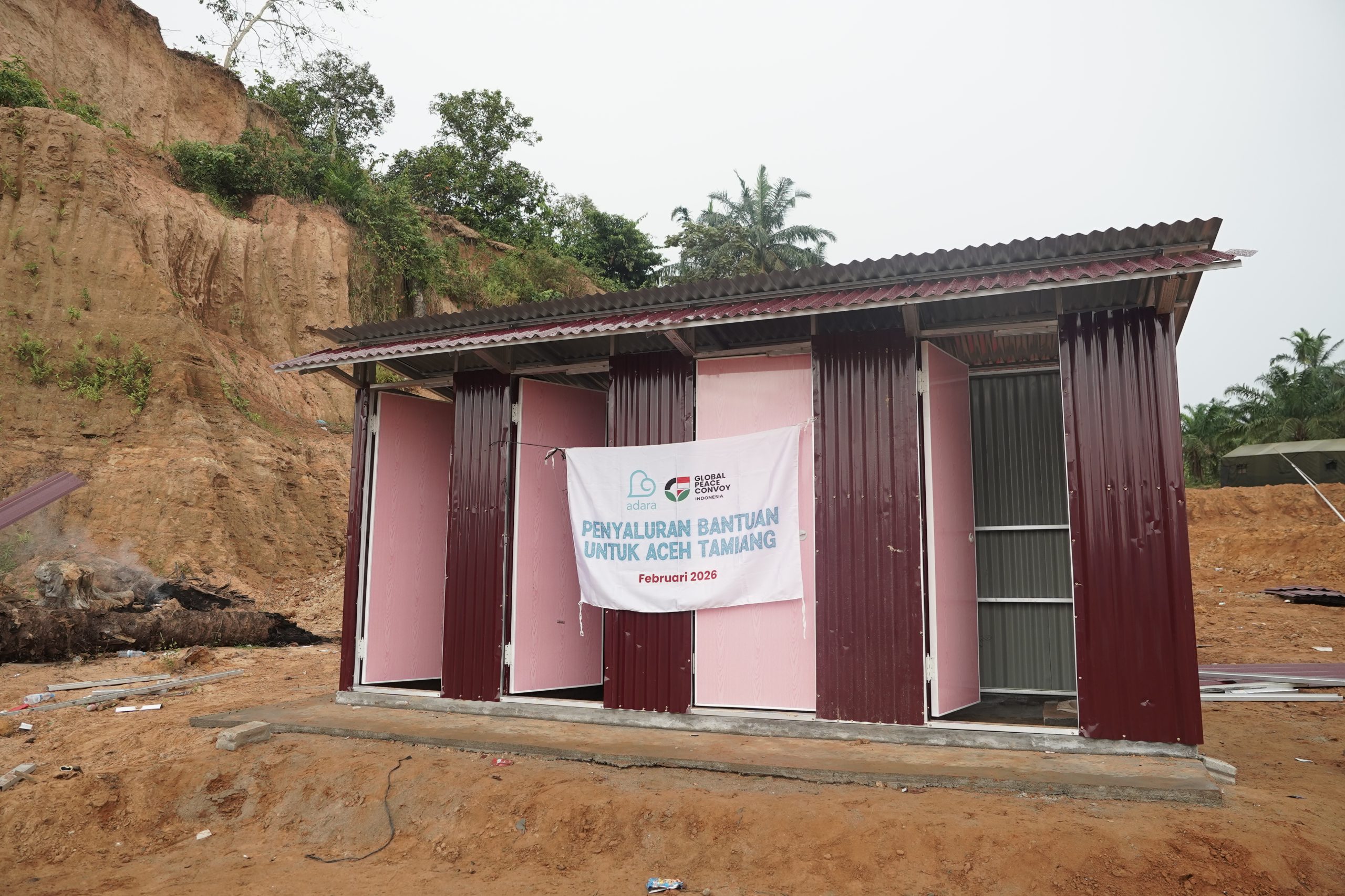 Adara membangun MCK untuk melengkapi fasilitas sanitasi di Kampung GPCI.