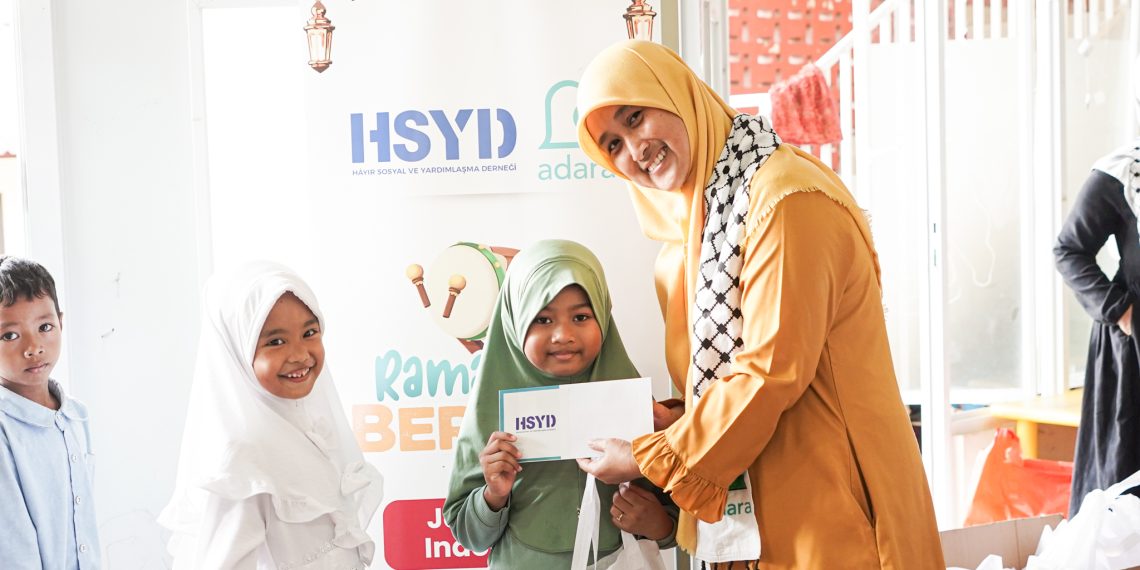 Indah Kurniati, Direktur Fundraising Adara membagikan santunan untuk anak yatim Jagakarsa, Jakarta Selatan pada Jumat (13/3).
