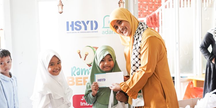 Indah Kurniati, Direktur Fundraising Adara membagikan santunan untuk anak yatim Jagakarsa, Jakarta Selatan pada Jumat (13/3).