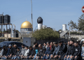 Jemaah Palestina Salat Idulfitri di Jalan karena Larangan Masuk ke Masjid Al-Aqsa