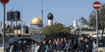 Jemaah Palestina Salat Idulfitri di Jalan karena Larangan Masuk ke Masjid Al-Aqsa