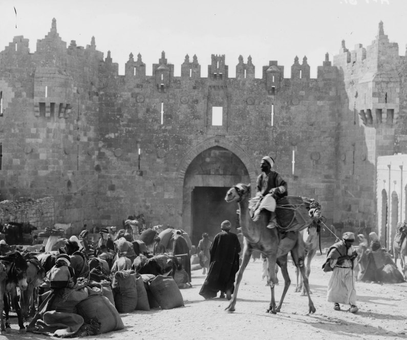 Suasana di depan Gerbang Damaskus, sekitar tahun 1898 (Times of Israel)