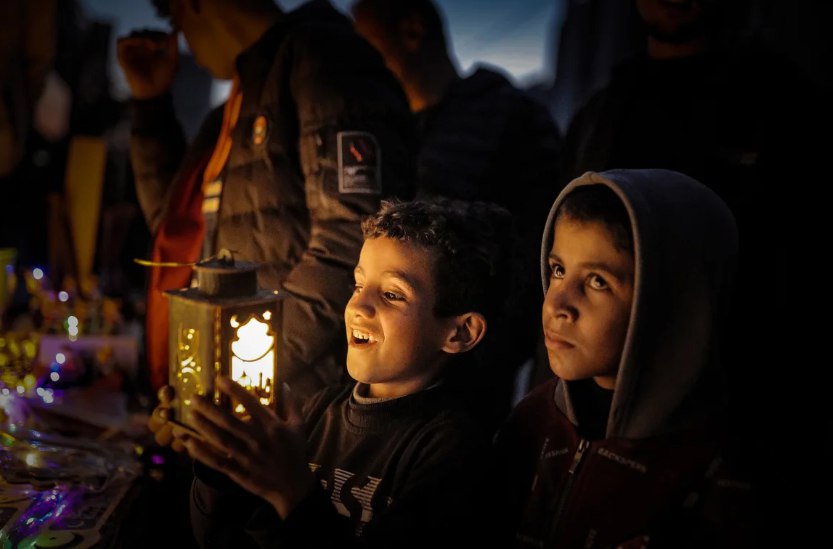 Anak-anak Palestina di Rafah, Gaza selatan, membawa lentera Ramadan. (Belal Khaled/Anadolu)