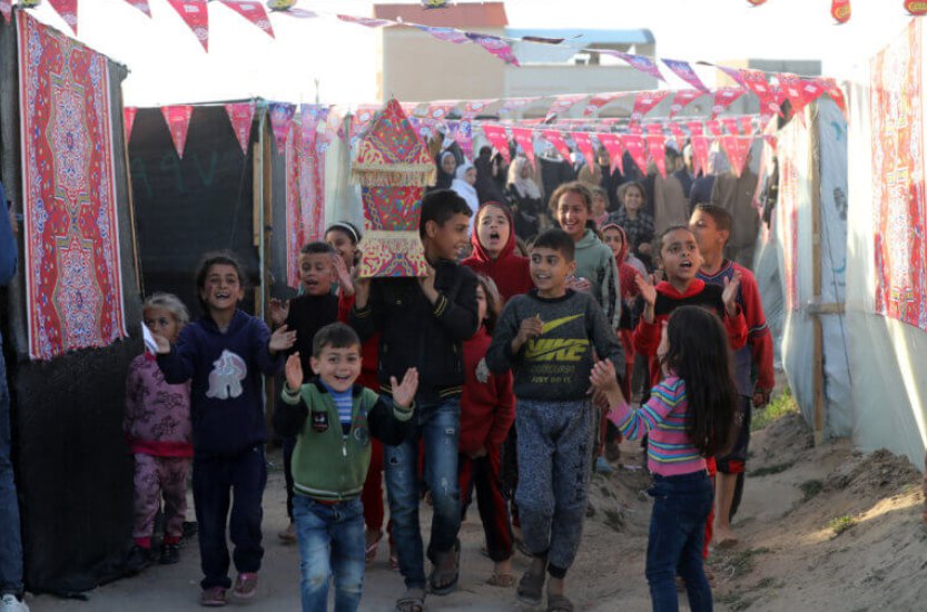 Para pengungsi Palestina menghiasi tenda-tenda mereka dengan dekorasi Ramadan di Deir al-Balah, Jalur Gaza tengah. (Omar Ashtawy /Apaimages)