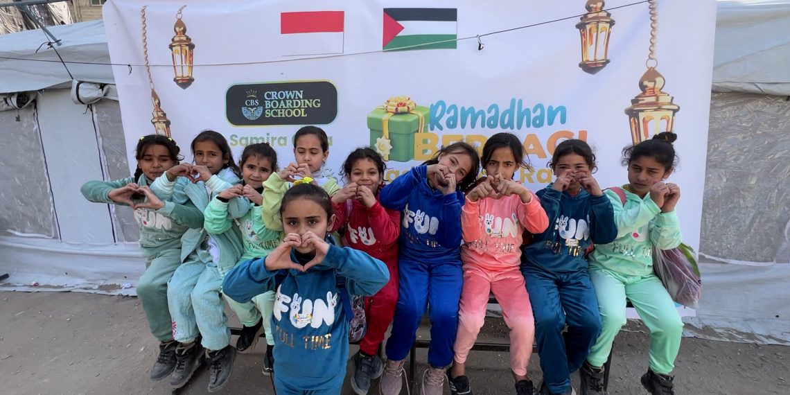 Bagi-bagi Baju Lebaran untuk Ratusan Anak-anak Gaza di Sekolah Darurat