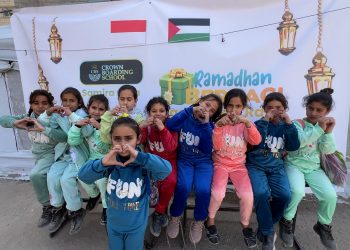 Bagi-bagi Baju Lebaran untuk Ratusan Anak-anak Gaza di Sekolah Darurat