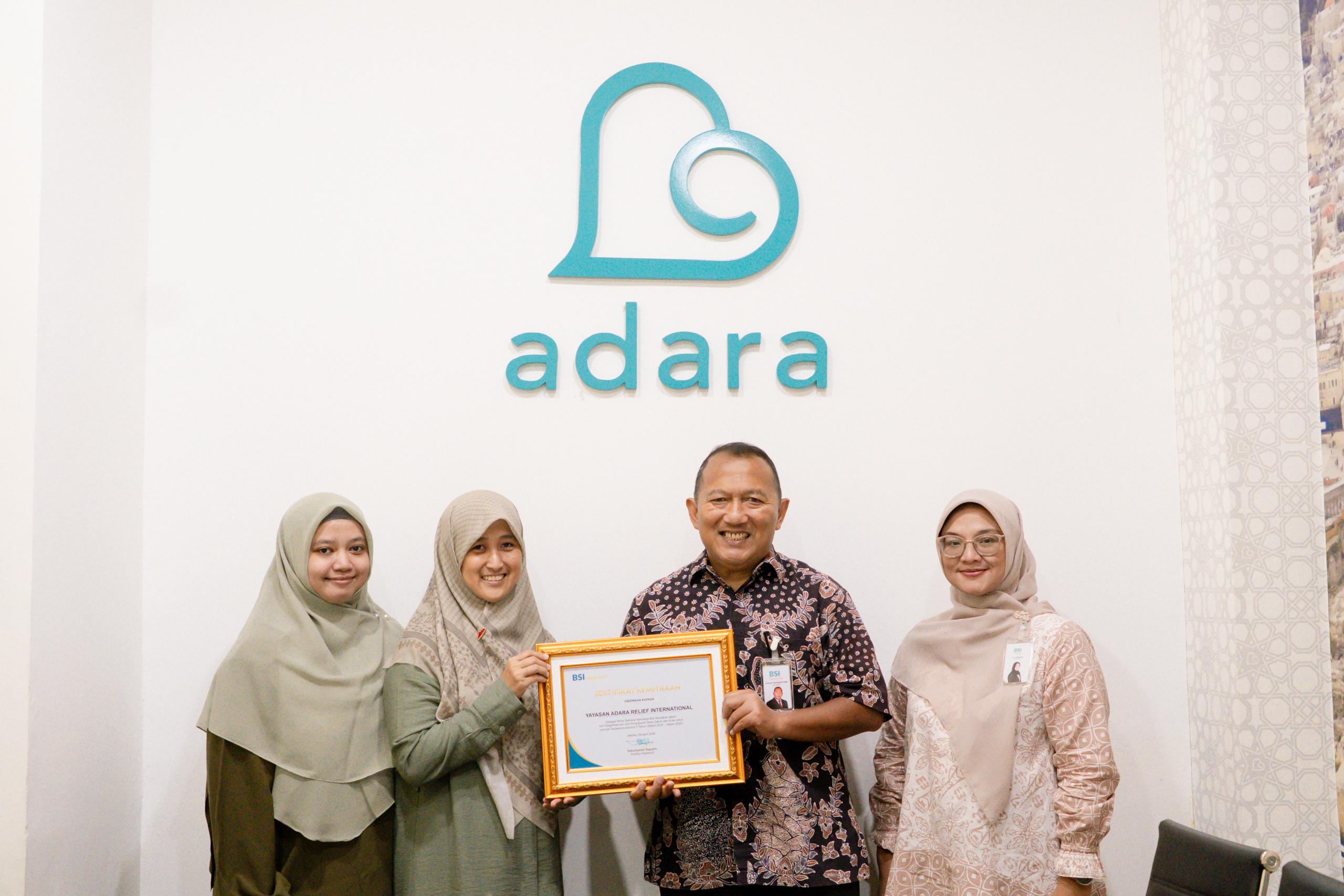 Rufaidah Ulfaturrohmah (Direktur Finance & Operational) dan Indah Kurniati (Direktur Fundraising) menerima Sertifikat Sahabat Kebaikan karena telah menjadi mitra penghimpun zakat.