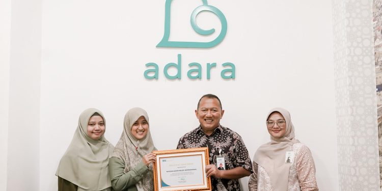 Rufaidah Ulfaturrohmah (Direktur Finance & Operational) dan Indah Kurniati (Direktur Fundraising) menandatangani perjanjian kerja sama sebagai penghimpun zakat.