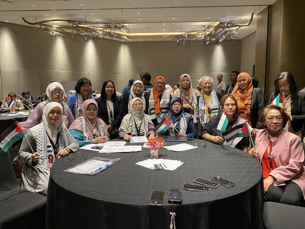 Maryam beserta delegasi perempuan dalam National Solidarity Conference for Palestine and Call for Peace in the Middle East di Hotel Acacia Davao, Davao, Filipina.