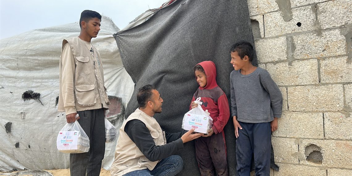 Pelipur Lara, Ribuan Porsi Makanan Buka Puasa untuk Warga Gaza