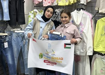 Ratusan Anak Gaza di Al Rimal Terima Hadiah Hari Raya
