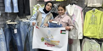 Ratusan Anak Gaza di Al Rimal Terima Hadiah Hari Raya