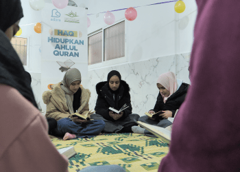 Kegiatan belajar mengajar di markaz Qur'an di kamp pengungsian Lebanon