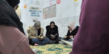 Kegiatan belajar mengajar di markaz Qur'an di kamp pengungsian Lebanon