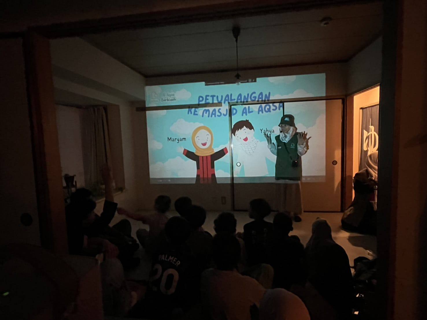 Kak Fathimah berkisah materi Petualangan ke Masjid Al-Aqsa di TPA Ayase, Tokyo, padaJumat (8/5).