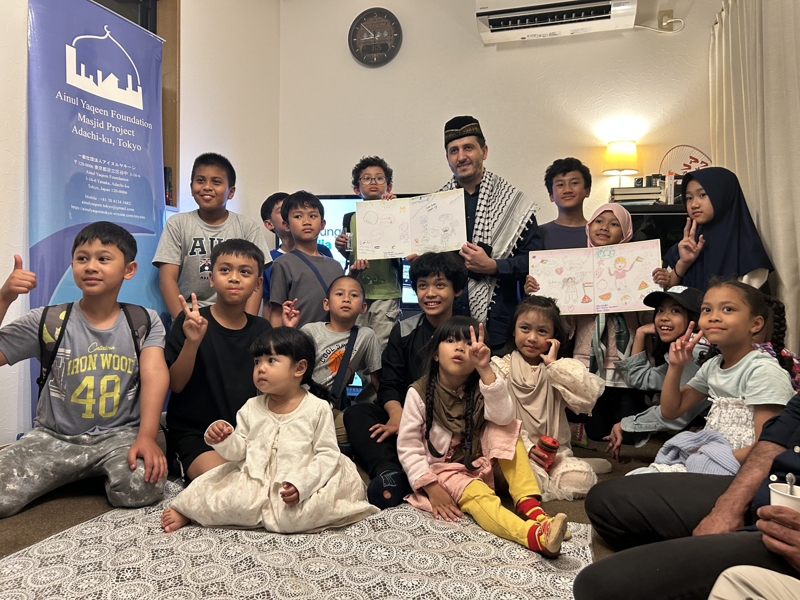 Syekh Fayez bersama anak-anak TPA Ayase, Tokyo, pada Jumat (8/5).
