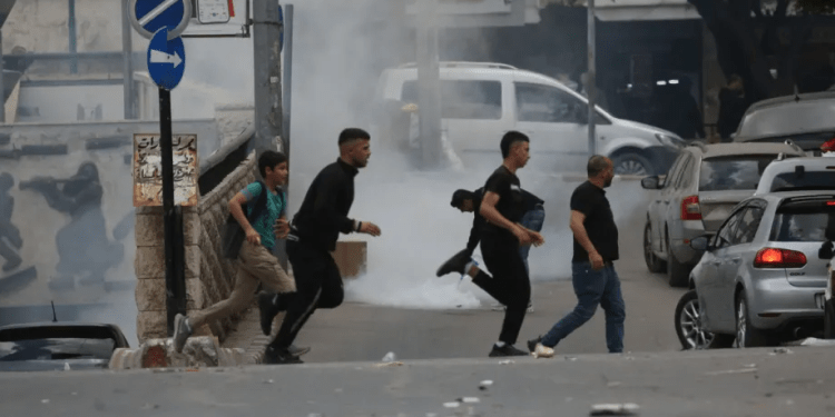 Sejumlah Pelajar Palestina Sesak Napas saat Serbuan Israel