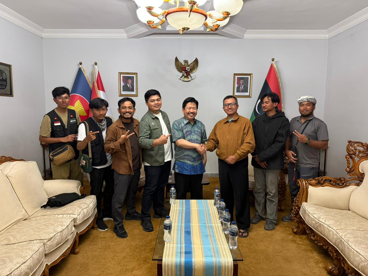 Relawan Indonesia dalam misi Land Convoy telah bersama KBRI Tripoli (27/5).