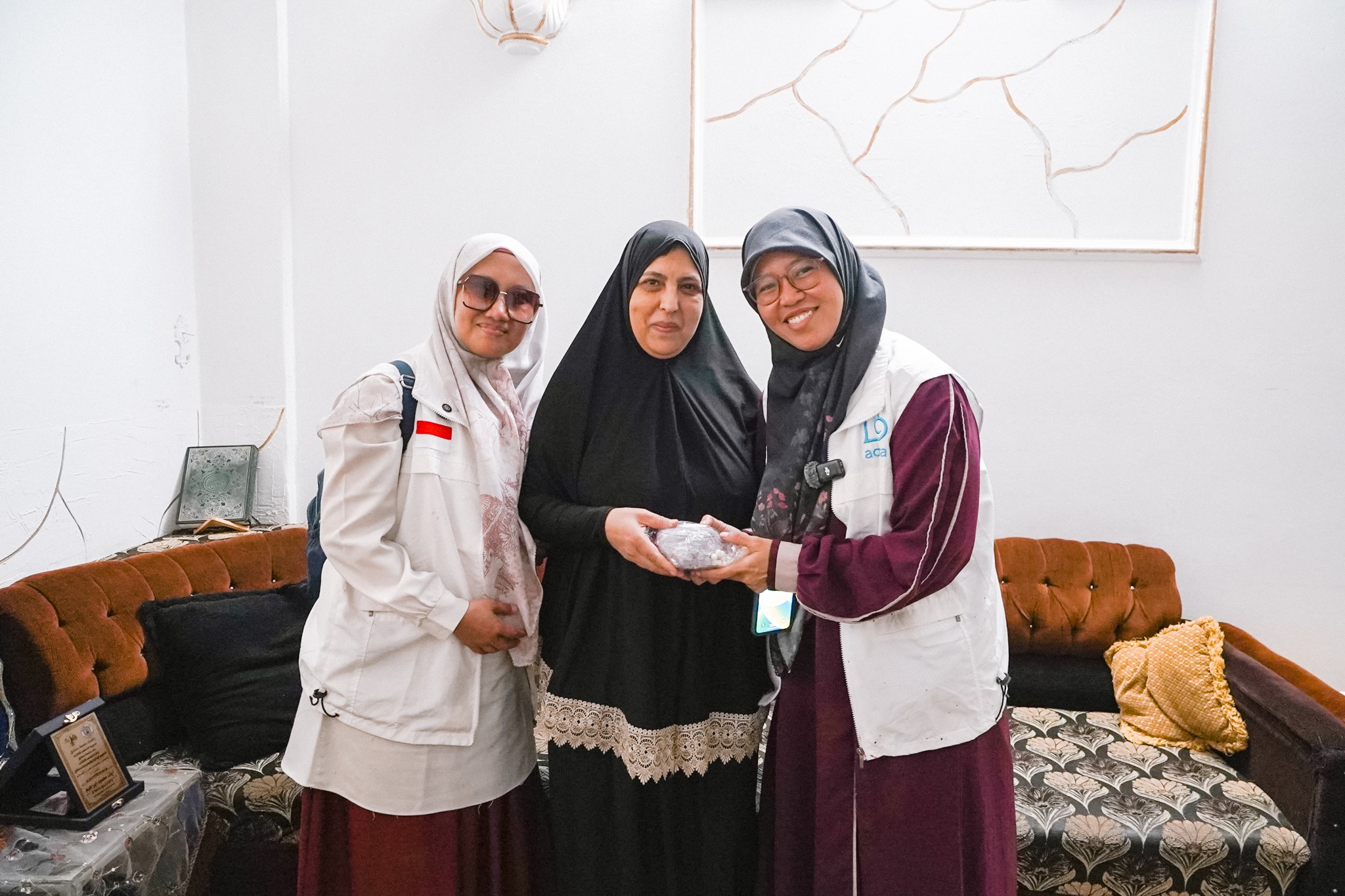 Latifah Hariawati dan Kristiningsih berbincang bersama Ummu Muhammad di Kamp Yarmouk, Suriah.
