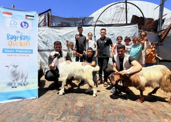 Anak-anak Gaza menerima qurban kambing dari Sahabat Adara.