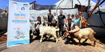 Anak-anak Gaza menerima qurban kambing dari Sahabat Adara.