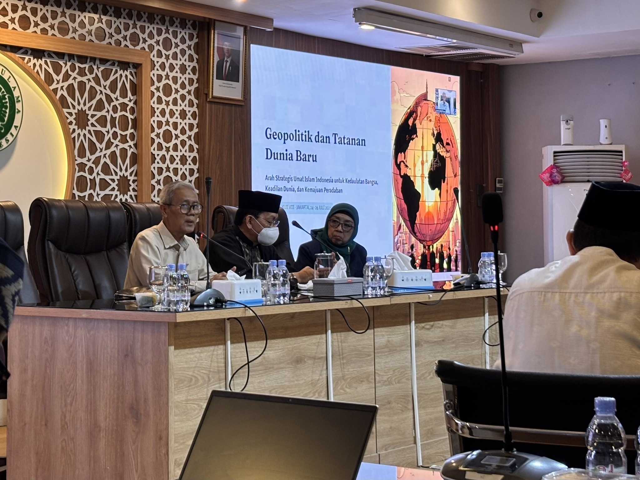 Pemaparan Prof. Sudarnoto yang mewakili Komisi F Geopolitik MUI.