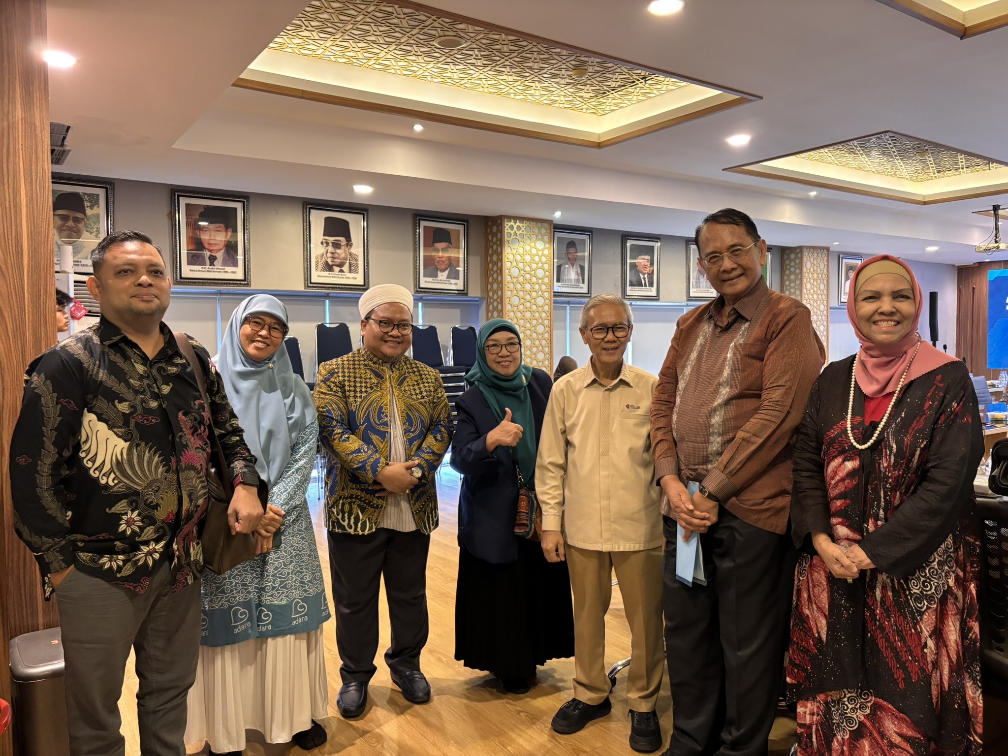 Latifah Hariawati bersama jajaran pimpinan MUI dan akademisi.