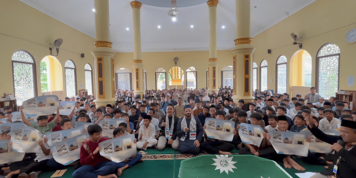 Pembagian poster Satu Rumah Satu Aqsa pada agenda KOLAK Ramadhan di Lampung.