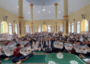 Pembagian poster Satu Rumah Satu Aqsa pada agenda KOLAK Ramadhan di Lampung.