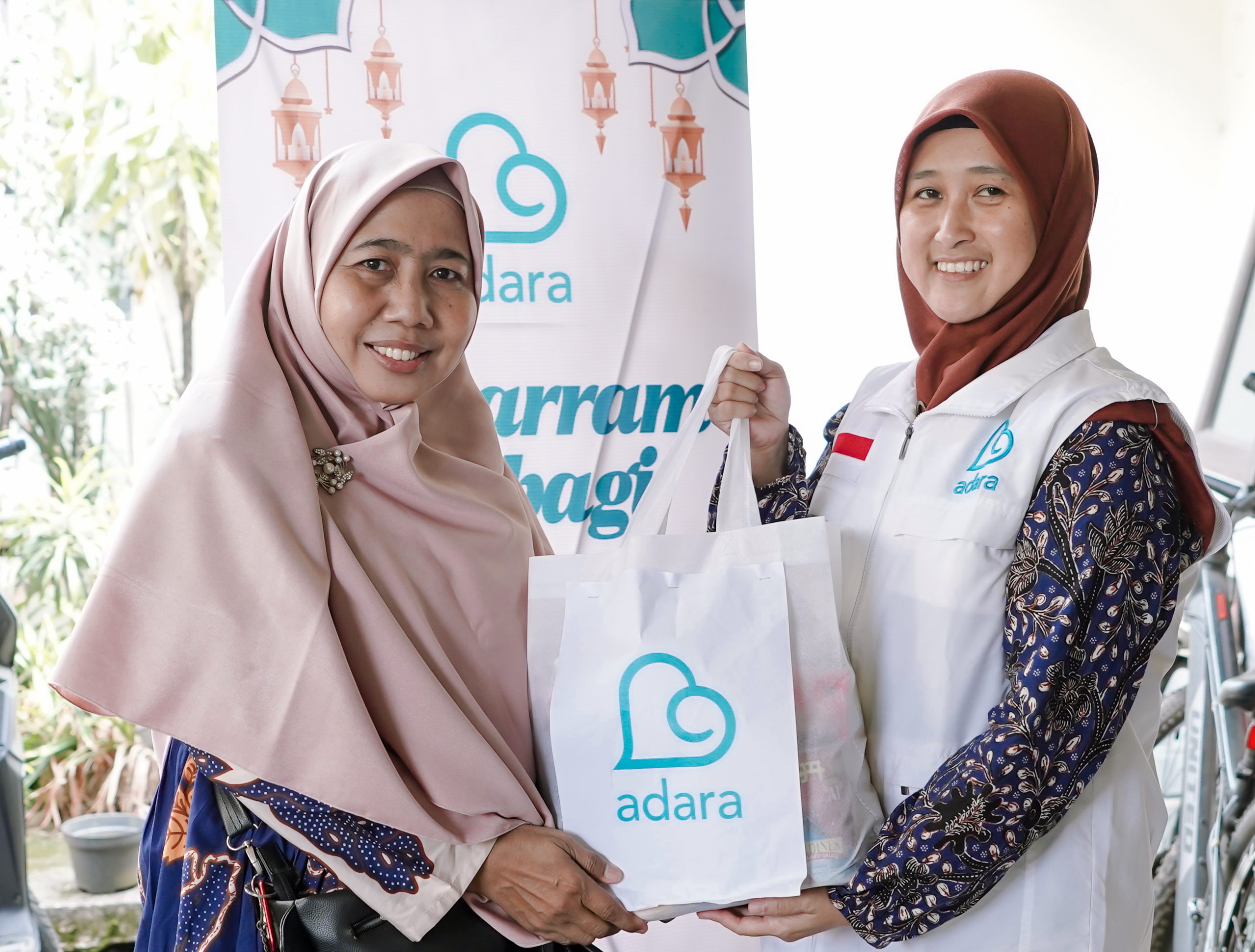 Indah Kurniati, Direktur Fundraising Adara menyalurkan langsung bantuan untuk para ibu tunggal.