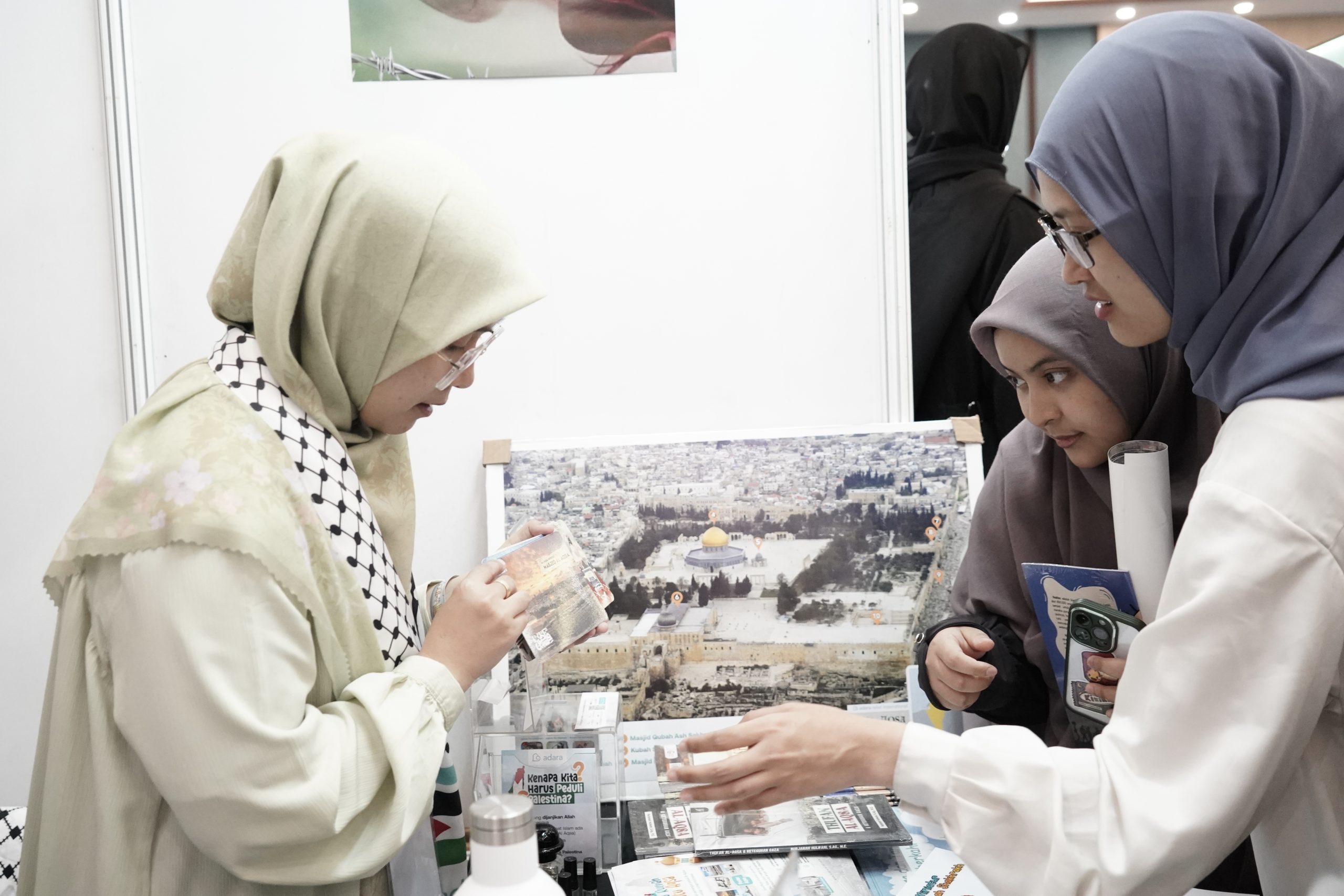Pengunjung mengikuti edukasi tentang Masjid Al-Aqsa sekaligus menerima gambar Al-Aqsa di booth Adara.