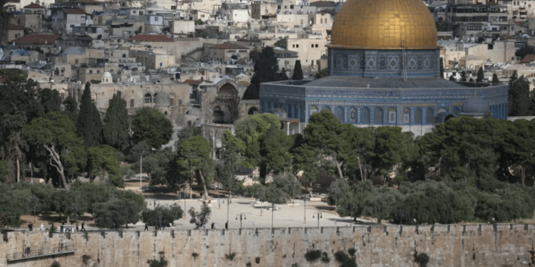 Pemukim Kibarkan Bendera di Al-Aqsa