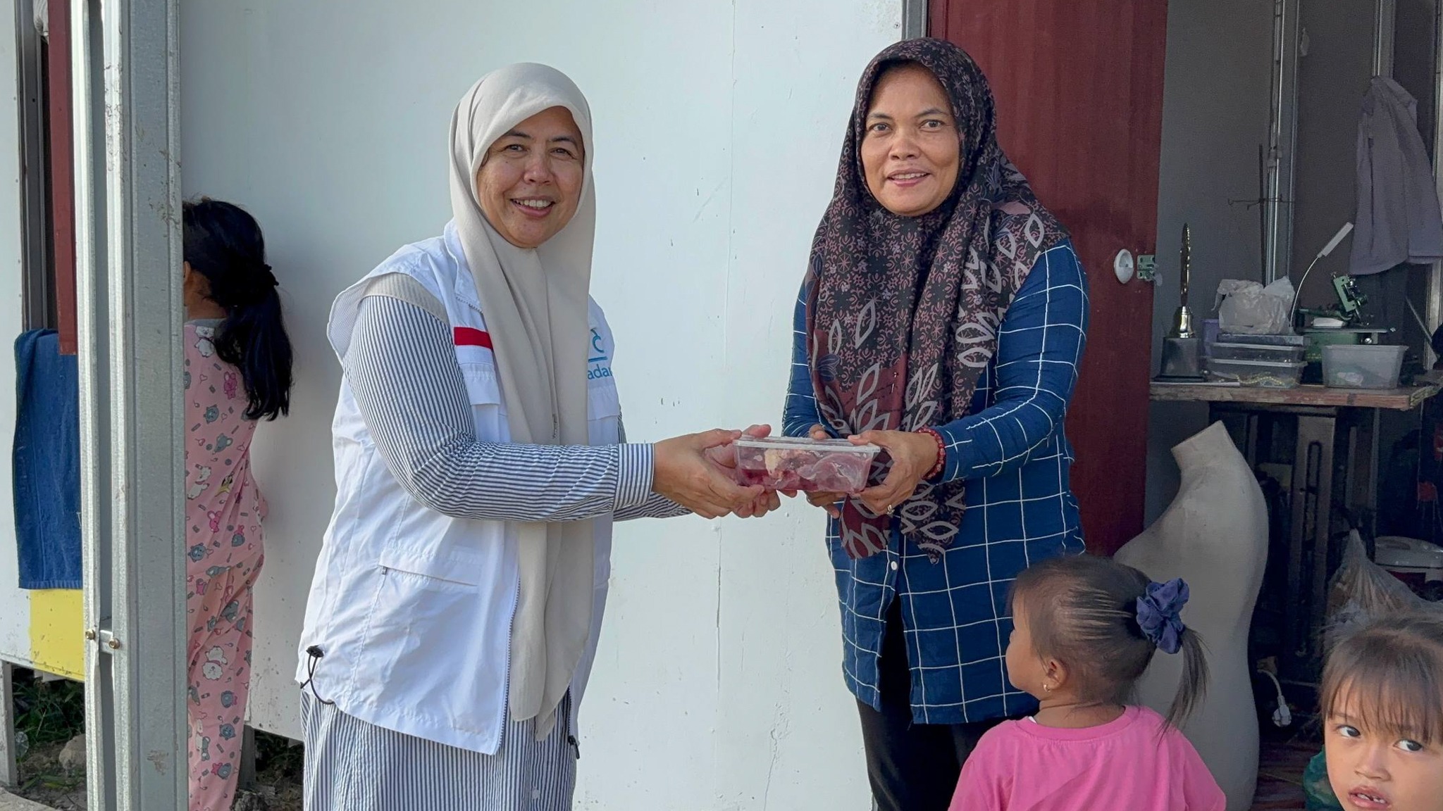 Adara salurkan qurban untuk ibu tunggal penyintas bencana Sumatera yang memiliki dua orang anak.