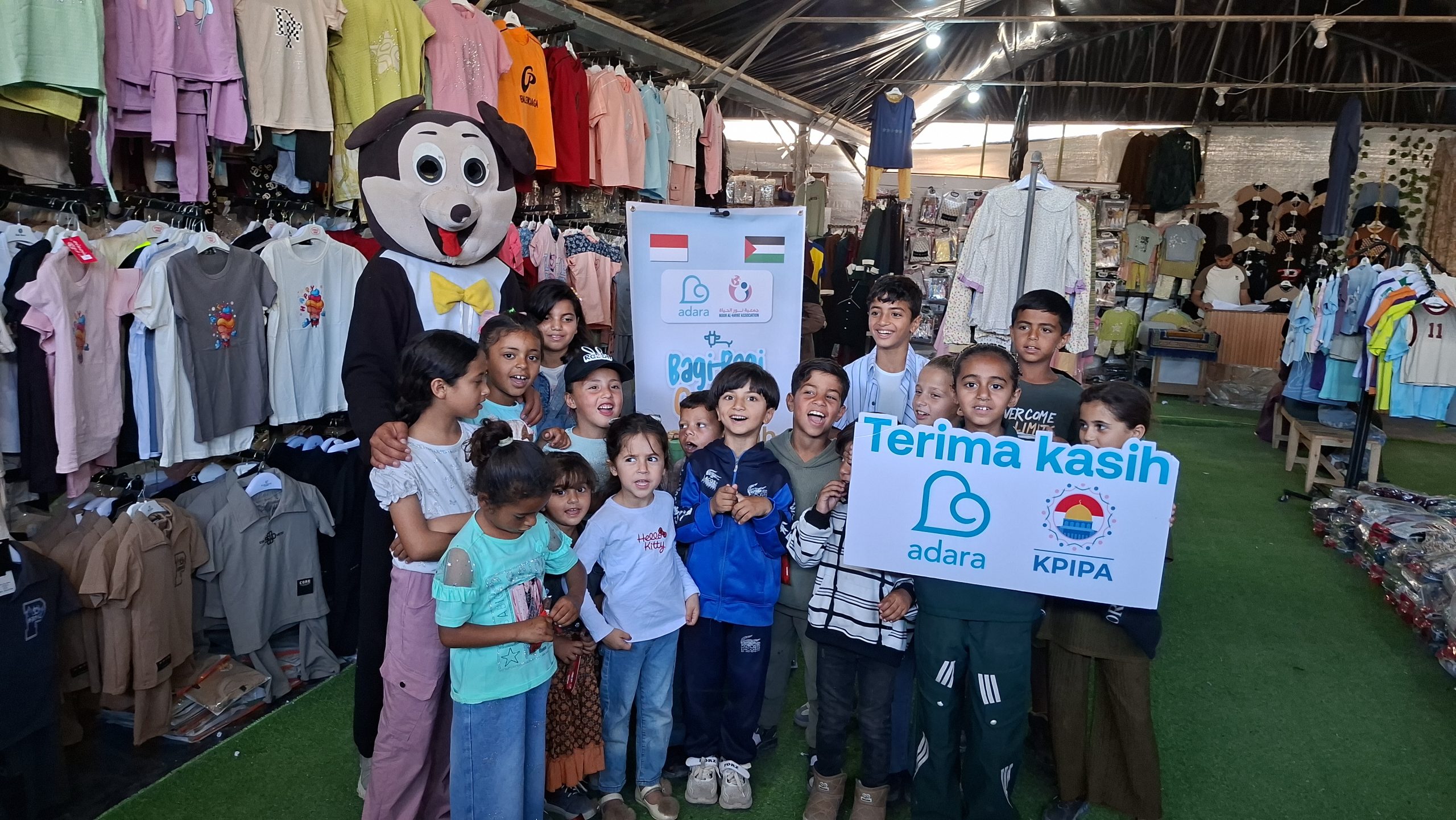 Anak-anak Gaza Berbahagia di Hari Raya dengan Mengenakan Baju Baru